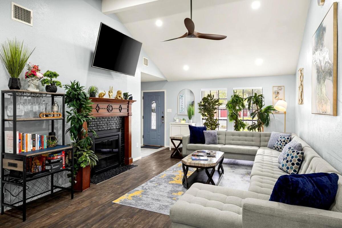 5Br Retreat With Game Room, Hot Tub & Big Yard - Sleeps 16 - 15 Min To Dt Austin Exterior photo
