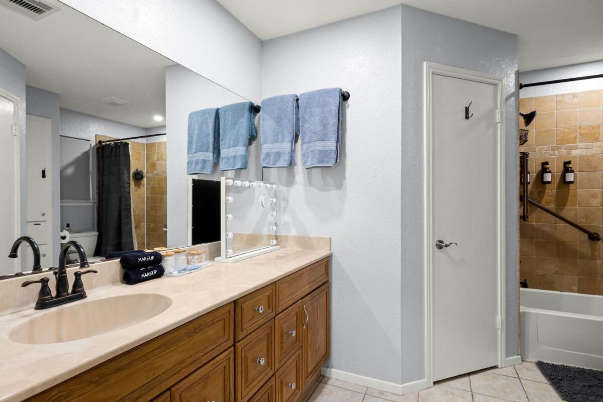 5Br Retreat With Game Room, Hot Tub & Big Yard - Sleeps 16 - 15 Min To Dt Austin Exterior photo